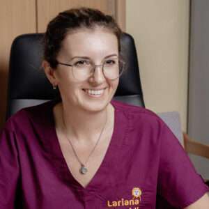 Fachärztin Lariana Tsiknidi erläutert im Gespräch den Ablauf der Botoxbehandlung in ihrer Neubrandenburger Praxis.